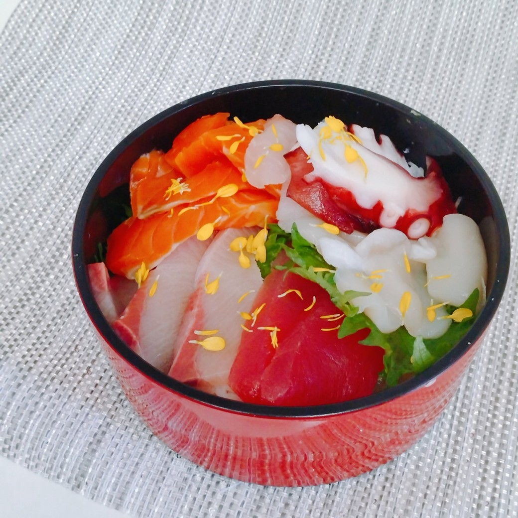 菊の花が乗った海鮮丼