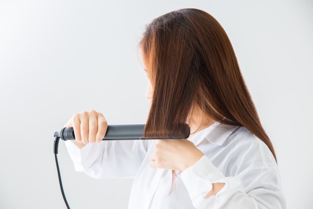 ヘアアイロンをかける人