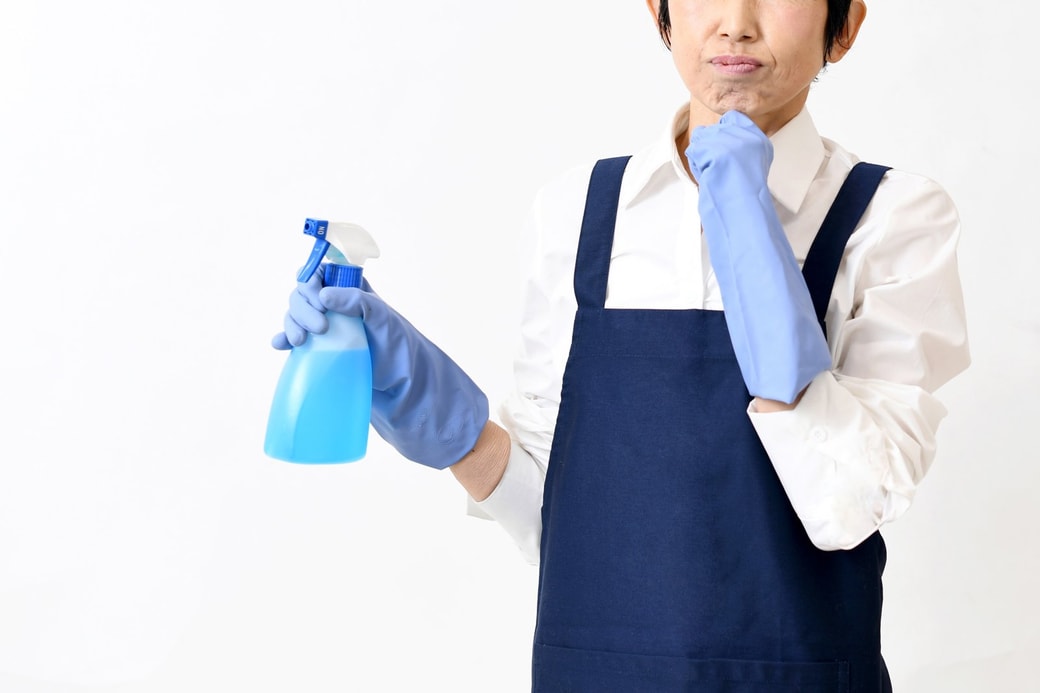 洗剤を持った人