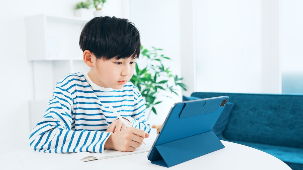 オンライン学習をする子ども