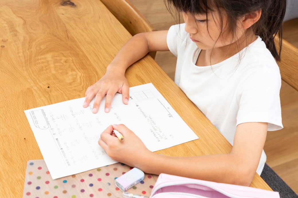 ドリルをする子ども