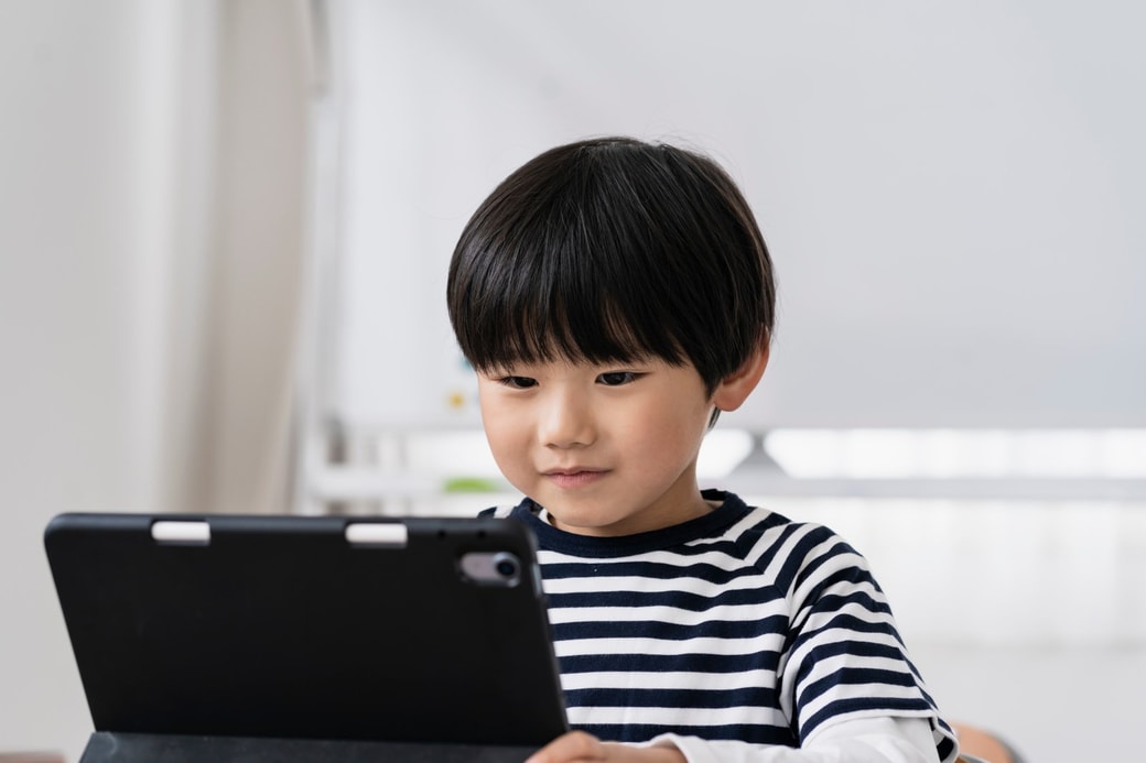 タブレットを見る子ども