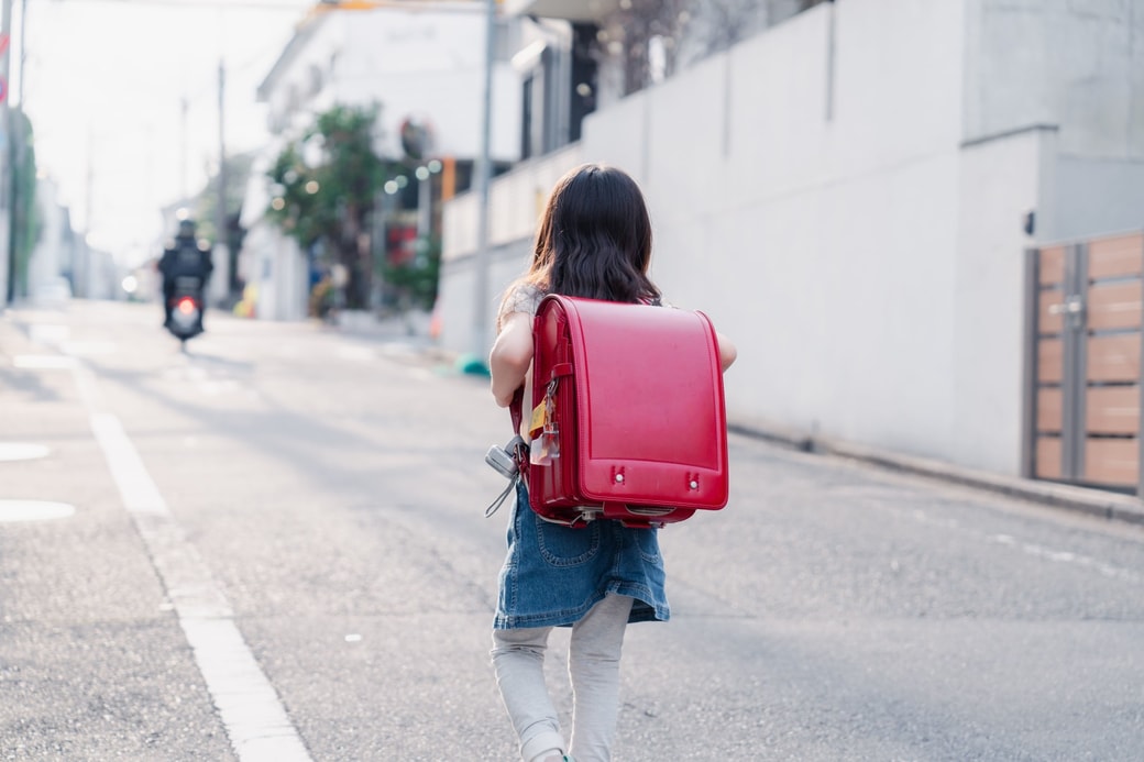 小学校に向かう娘