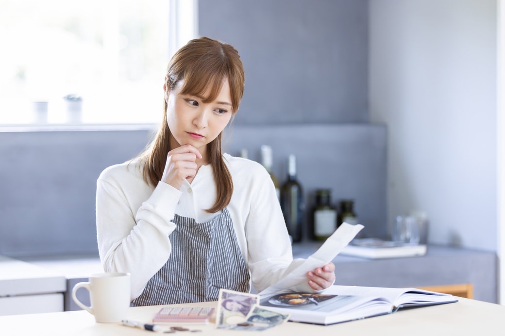 悩む主婦