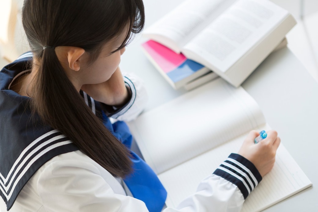 勉強する女子学生