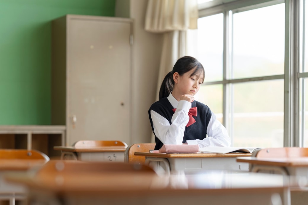 教室で悩む女子学生