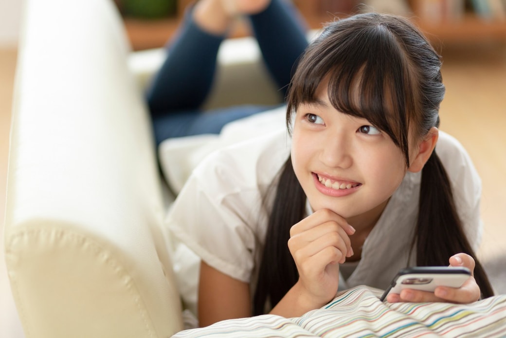 スマホを見る女の子