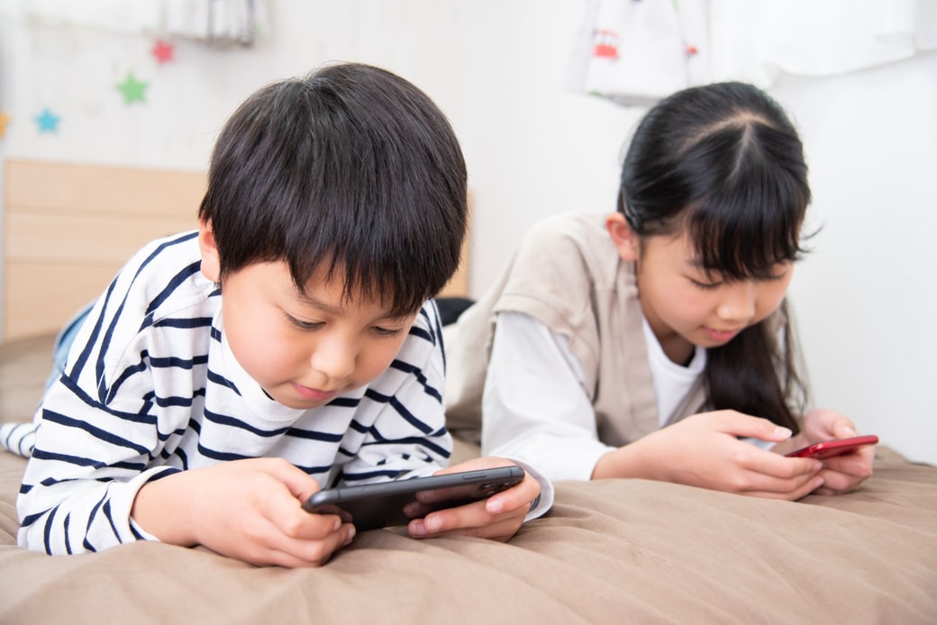 ゲームをする兄妹