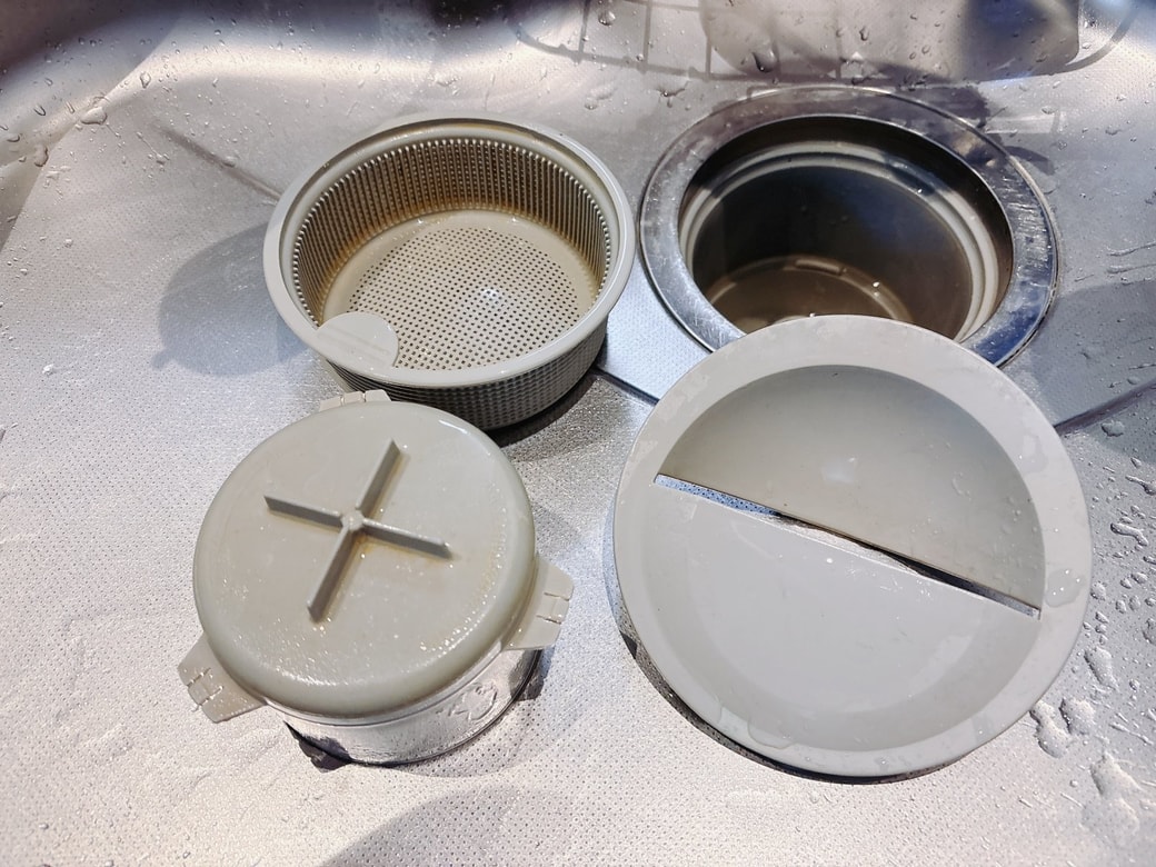排水口のパーツをすべて取り外す