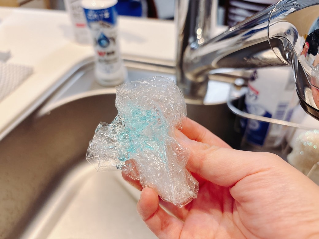 台所用中性洗剤を丸めたラップにかける
