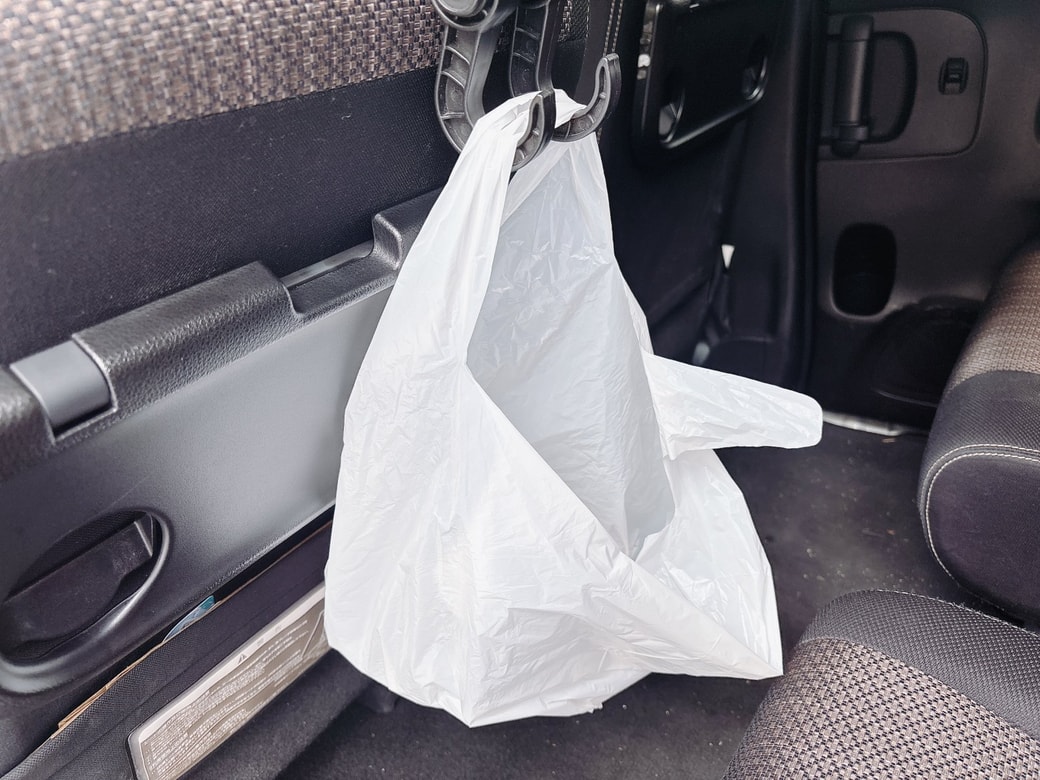 車の中にゴミ袋を設置する