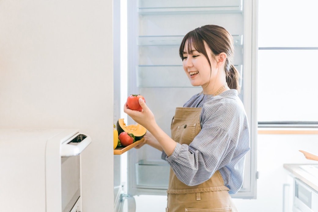 冷蔵庫の前の女性