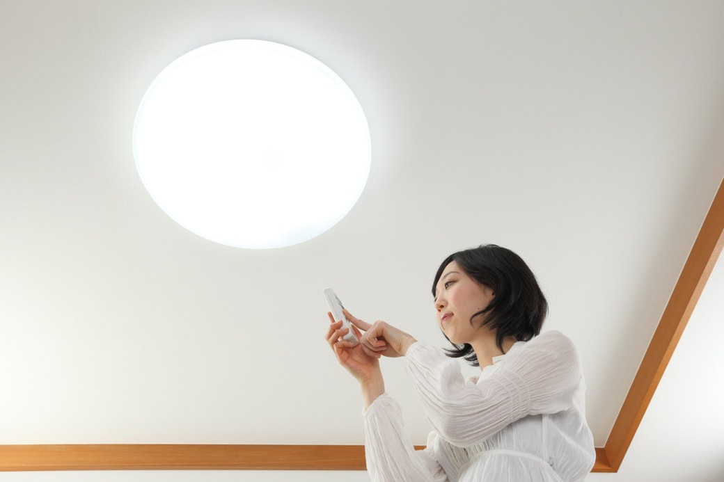 電気を消す人