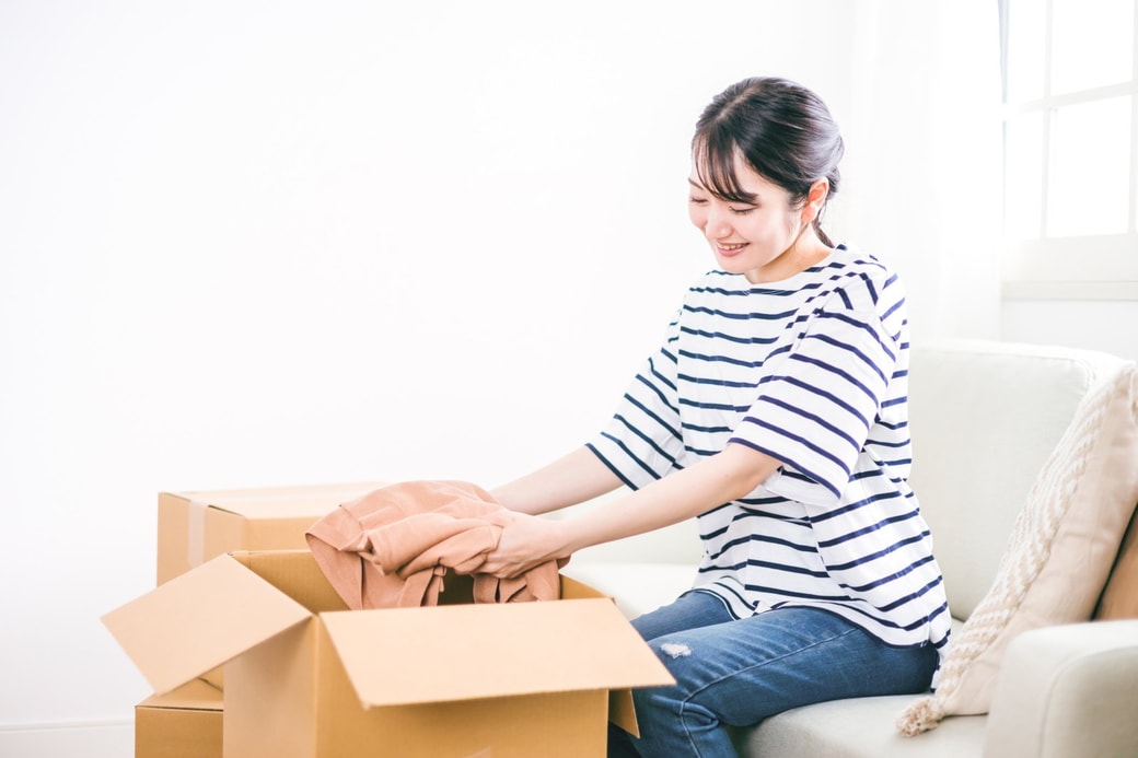 収納する女性
