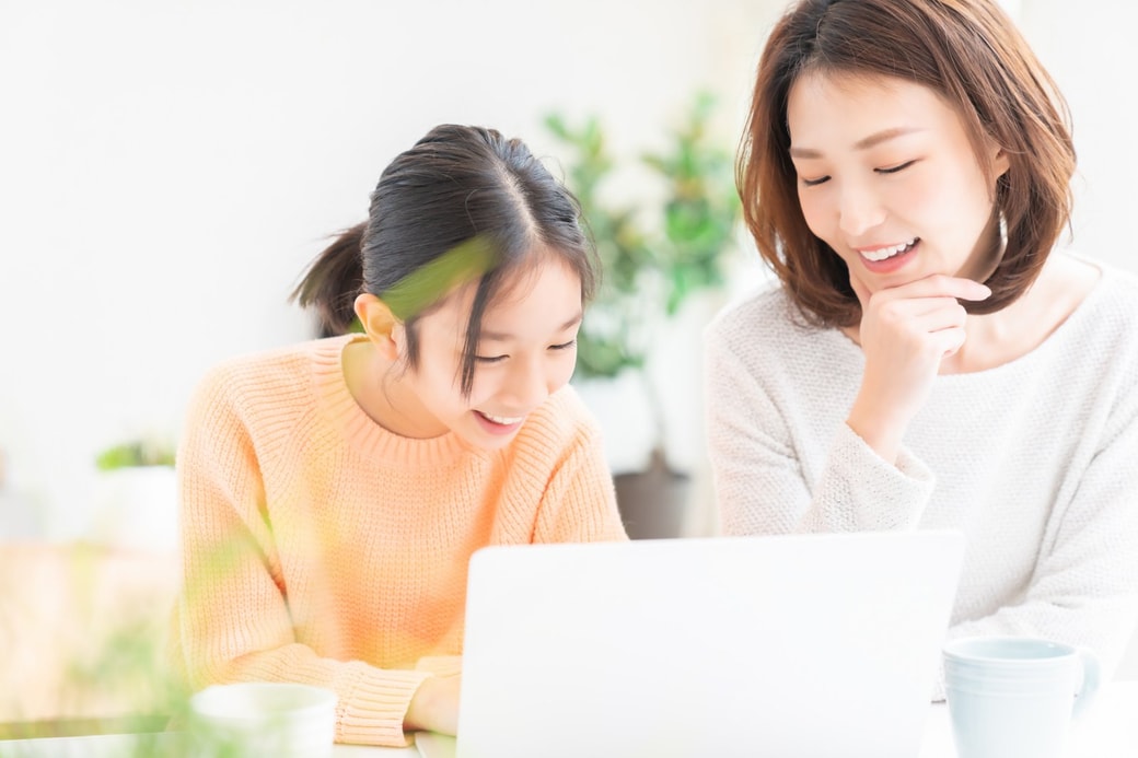 勉強する親子
