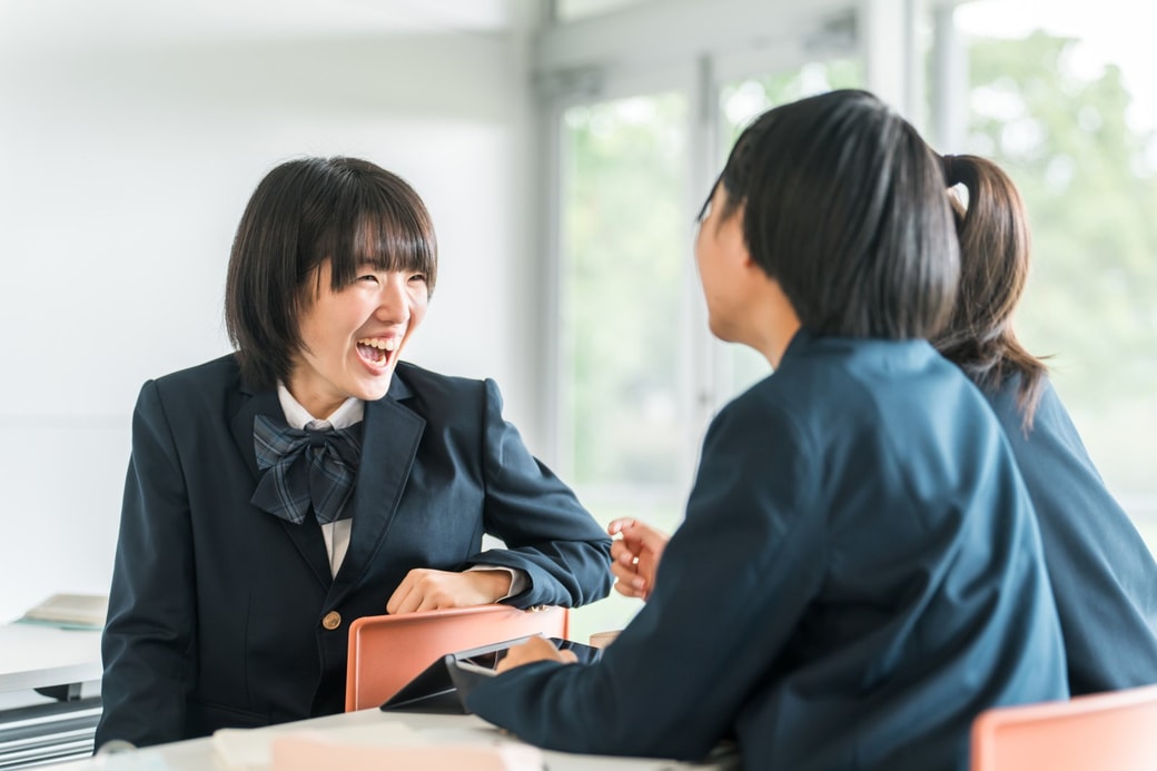 話している中学生