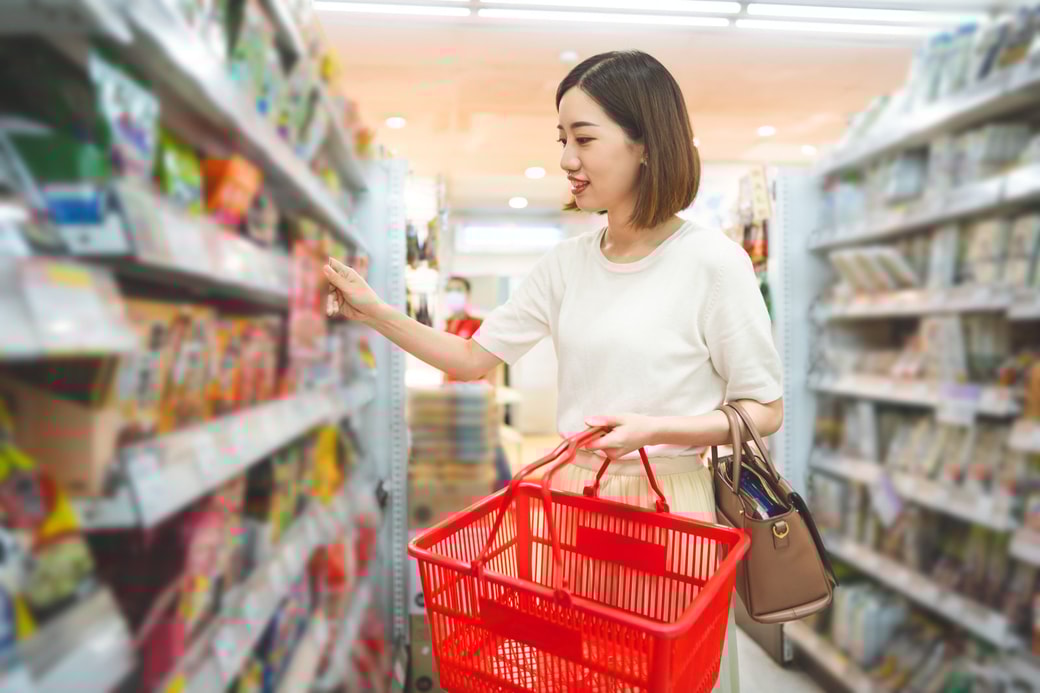 スーパーで買い物をする女性