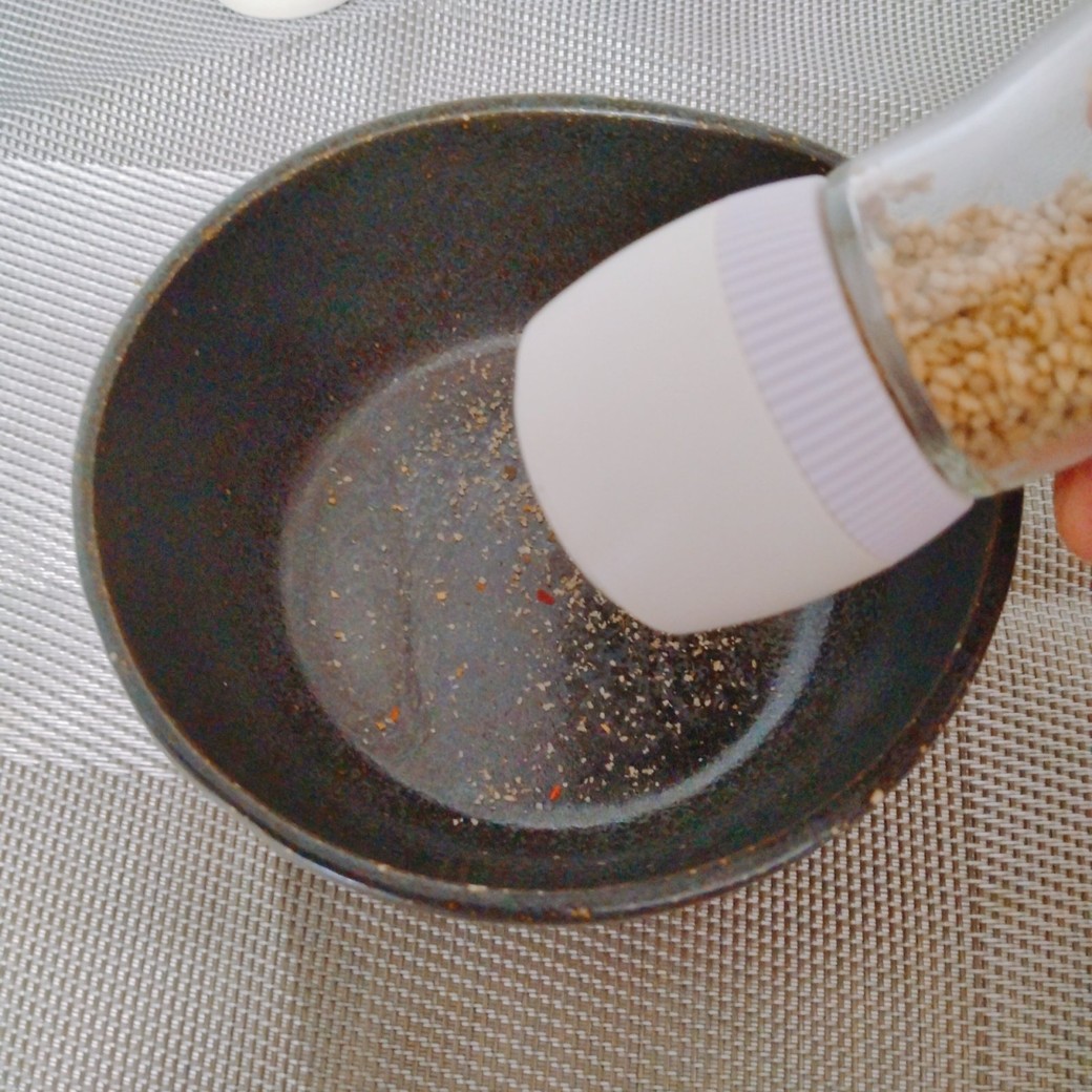 いりごまを入れたミルつきの「七味の空き瓶」
