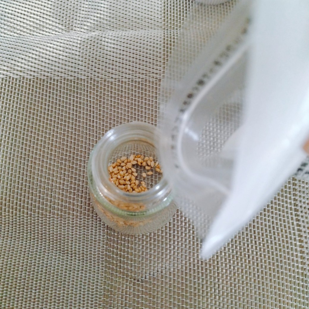 ミルつきの「七味の空き瓶」にいりごまを入れる人