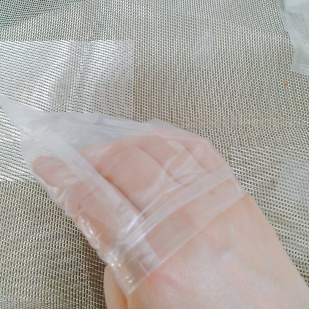 空気を抜いた緩衝材の袋