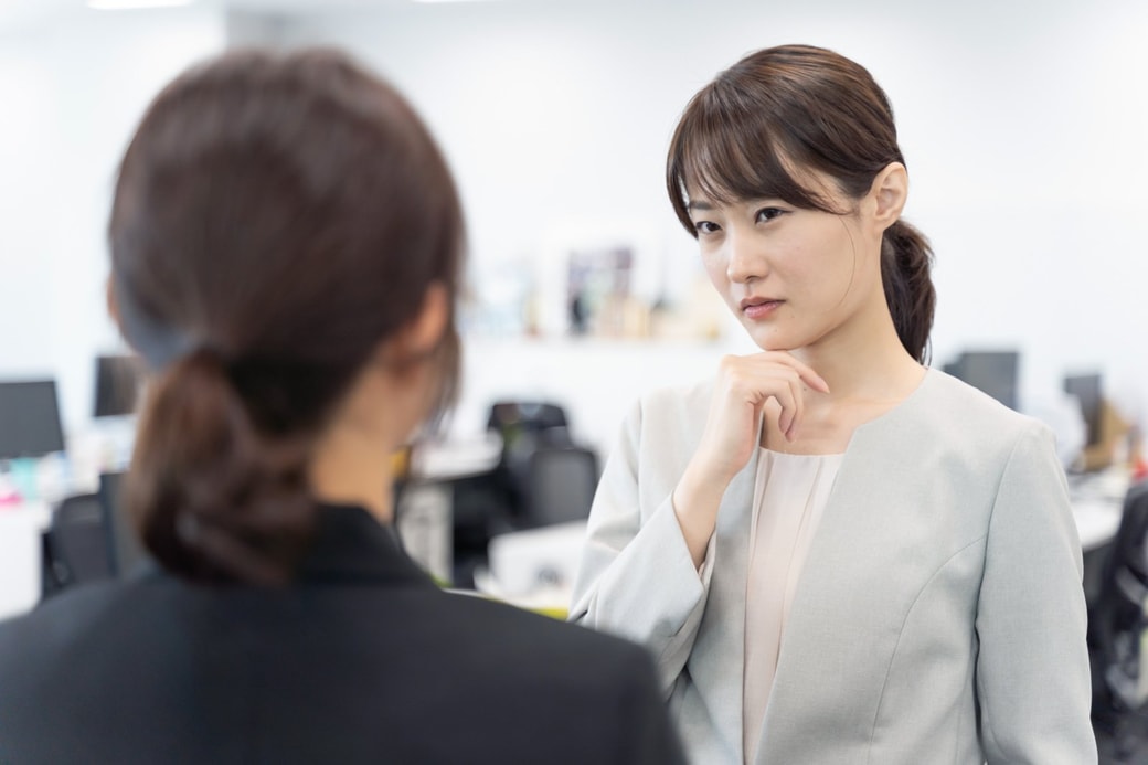 オフィスで不満そうな女性