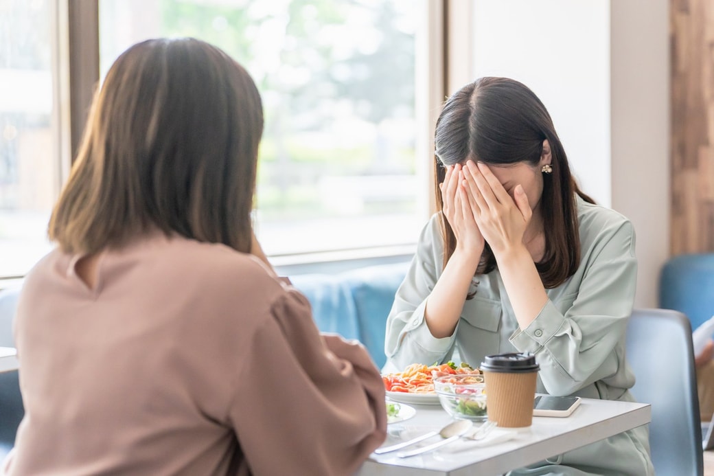 泣く女性と友人