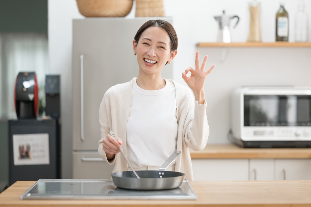 キッチンに立つ女性