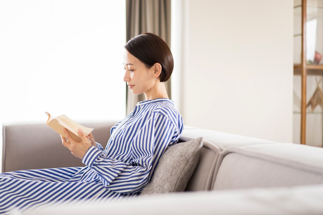 本を読む女性