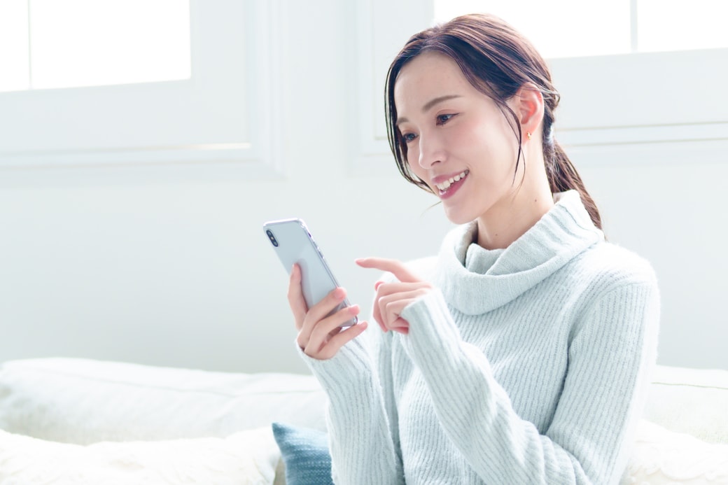 スマホを見る女性