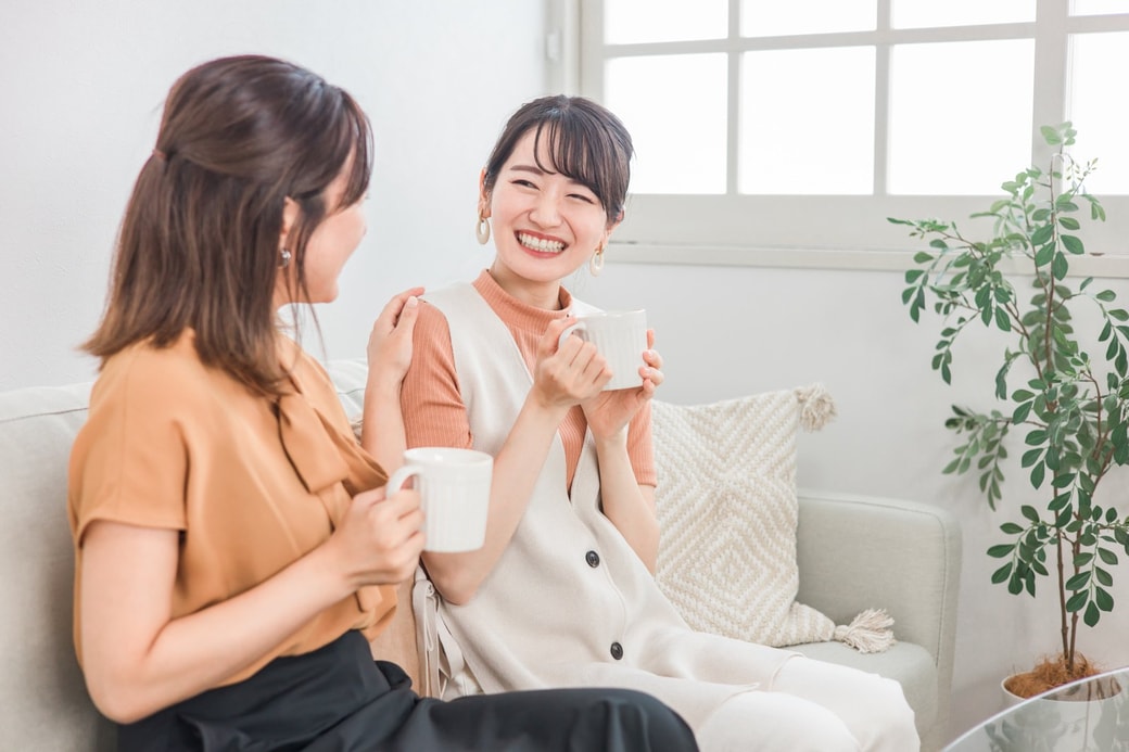 会話を楽しむ女性たち