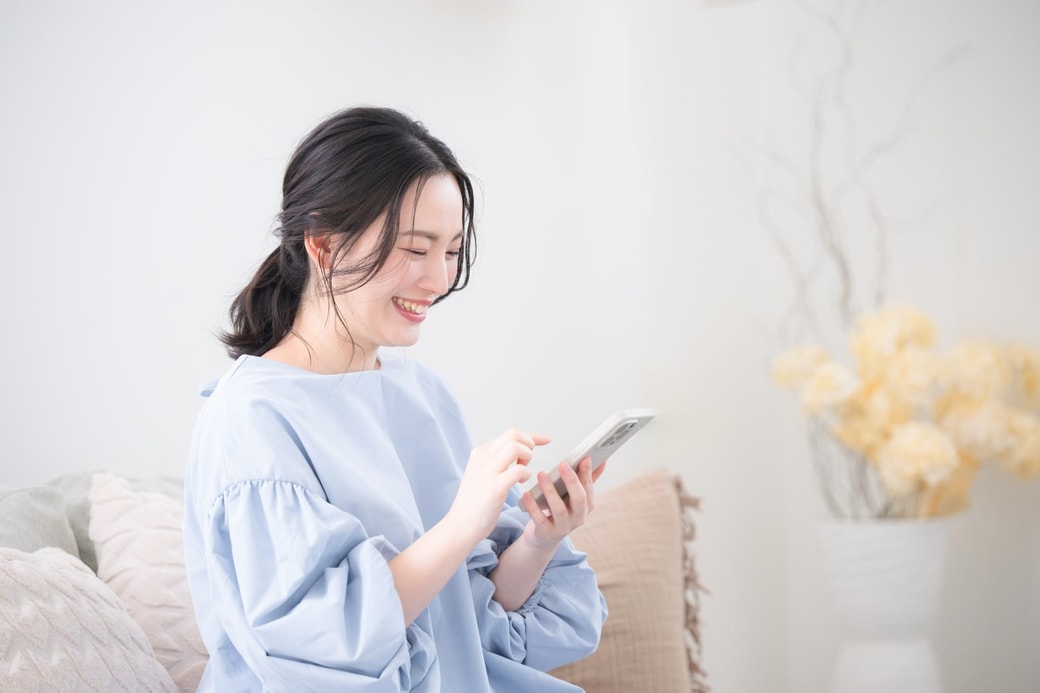スマホでメッセージを送る女性