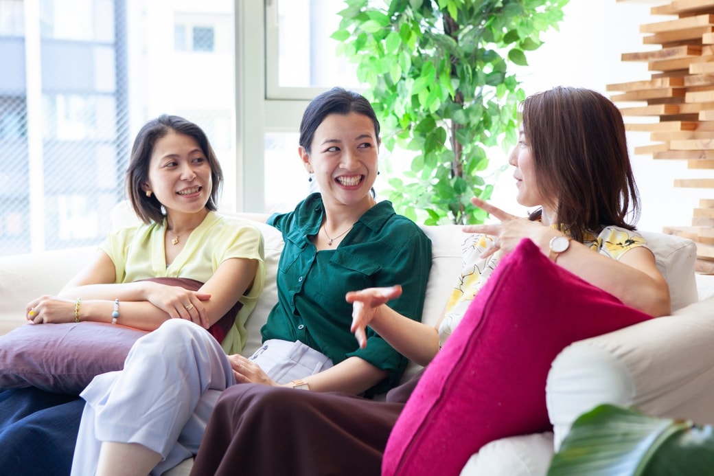 会話をする女性たち