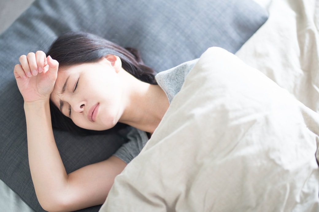 二度寝をする女性