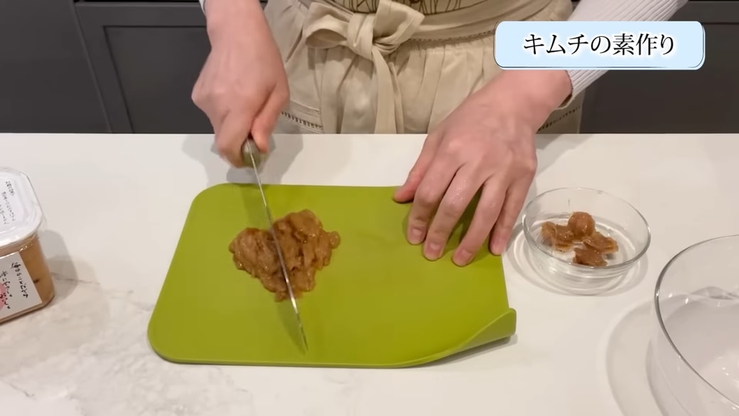 包丁で梅干しをペースト状にする人