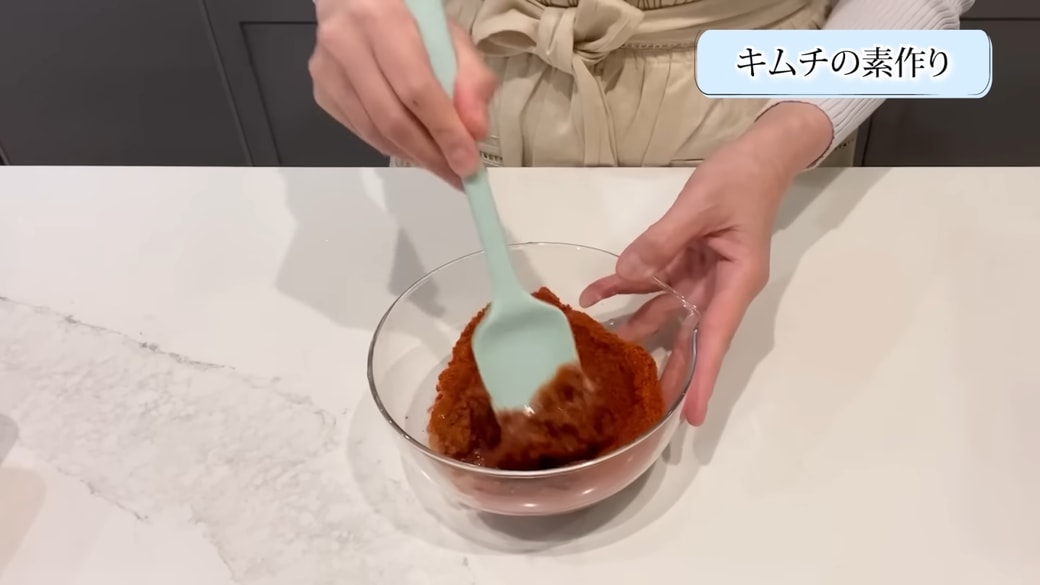 みそなどを混ぜ合わせる人
