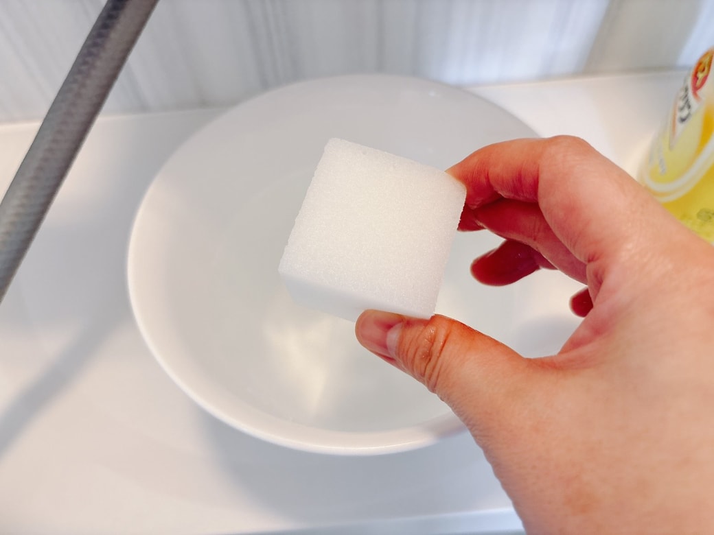 メラミンスポンジに水を含ませる
