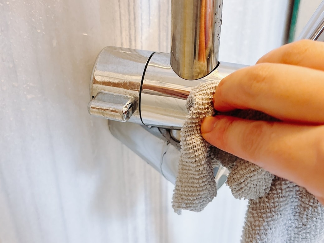マイクロファイバークロスで水気を拭き取る