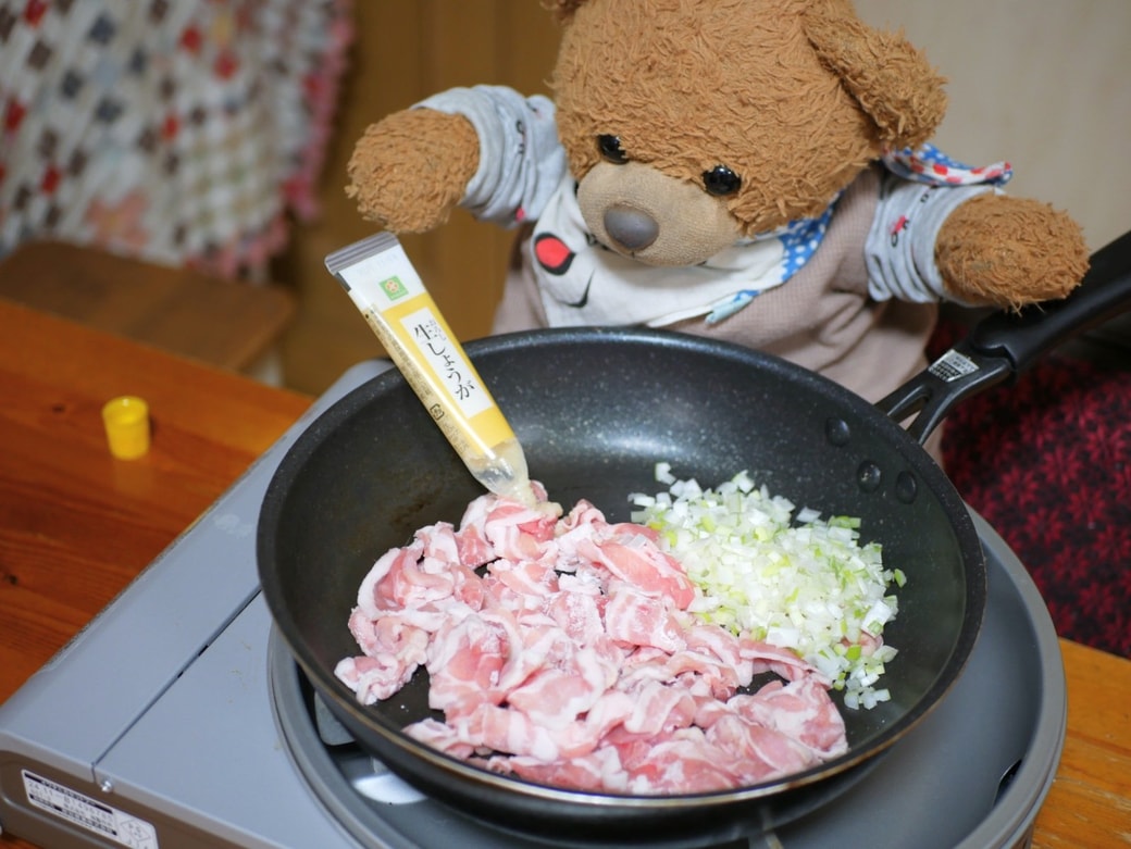 生姜チューブを加えるところ