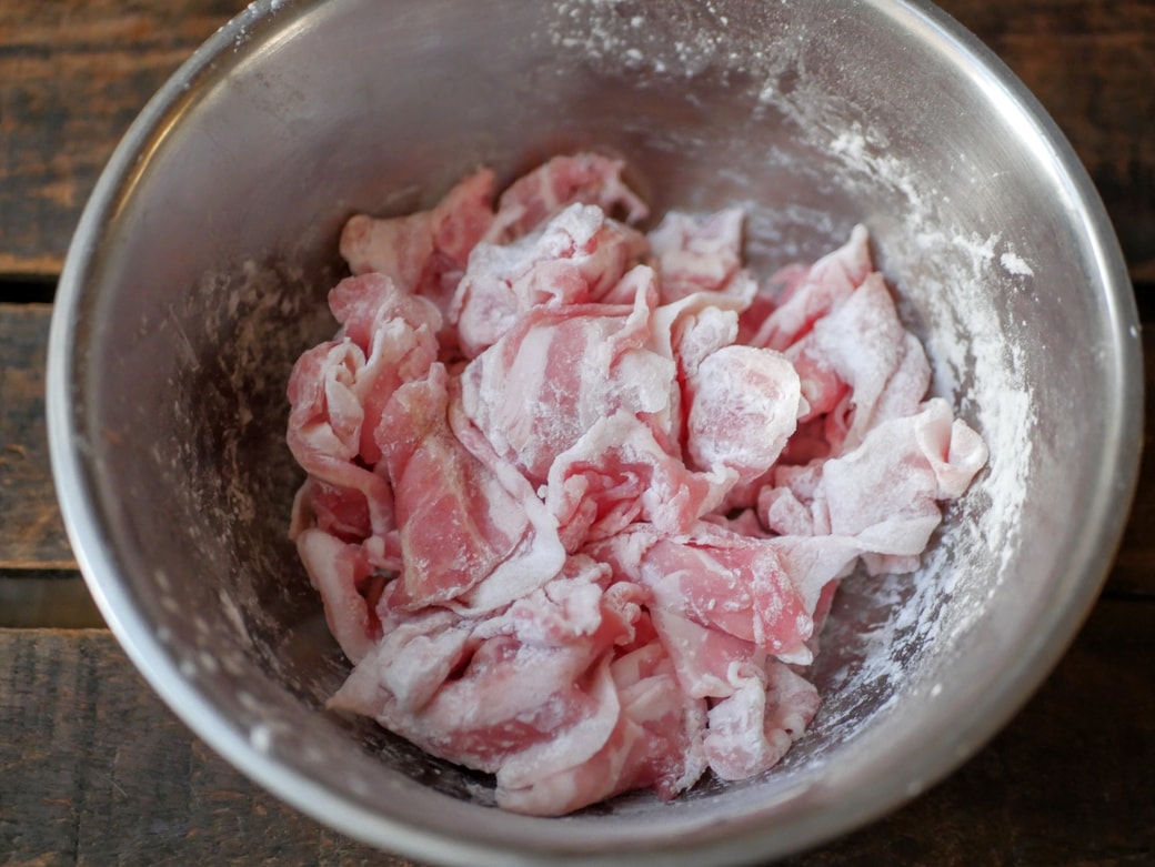 豚肉に片栗粉をまぶす