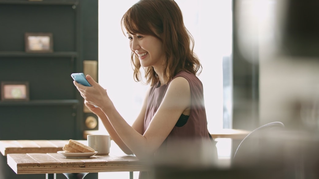 情報をチェックする女性