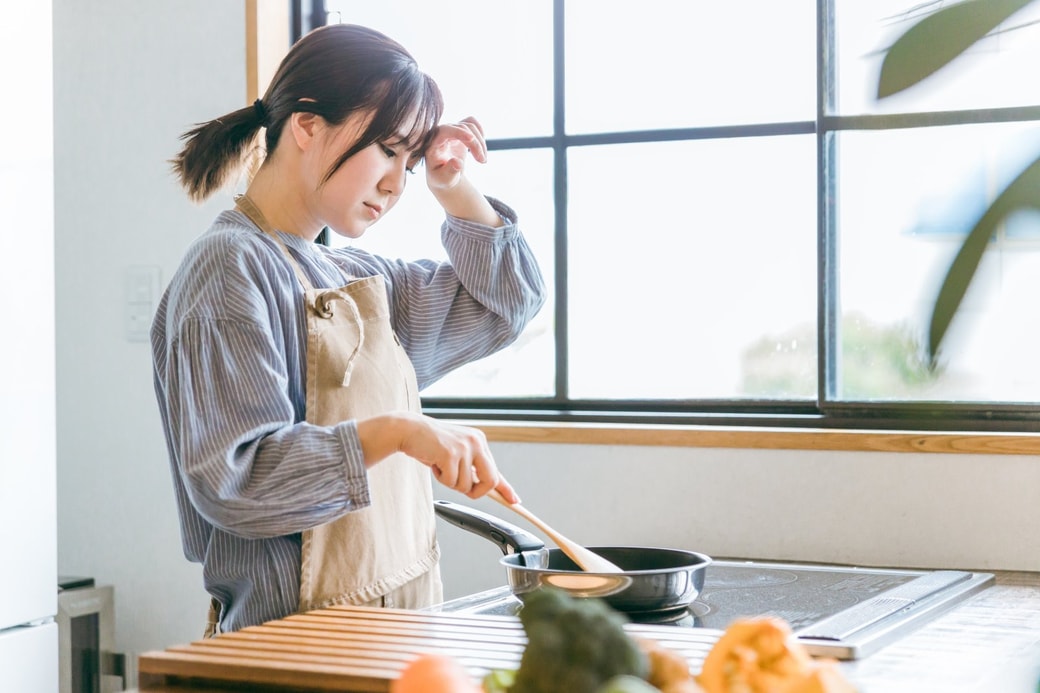 キッチンで疲れてる女性