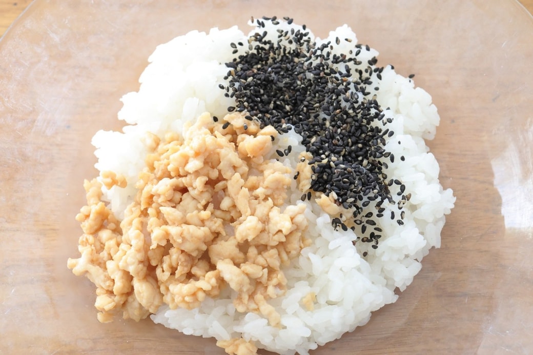 「鶏そぼろのきなこおにぎり」