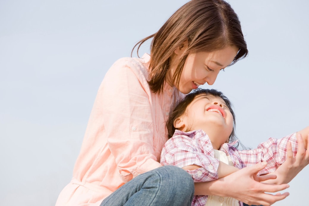 子どもを抱きしめる母親