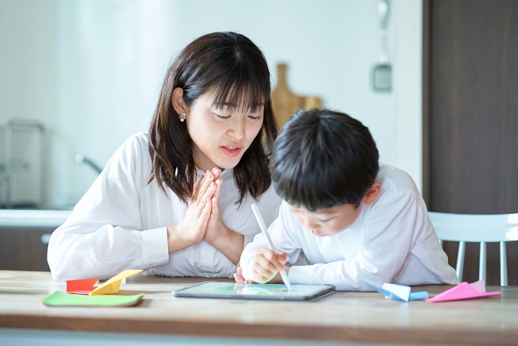 子どもの学習を見守る母親