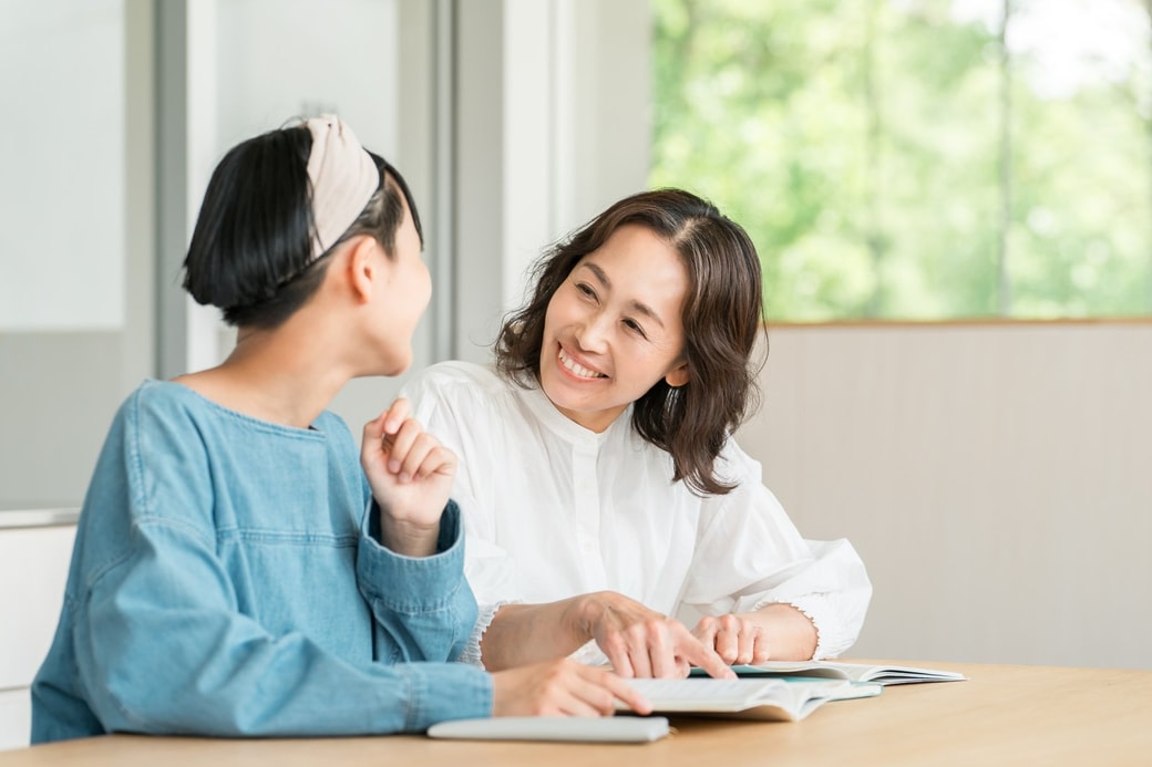 笑顔で話をする親子