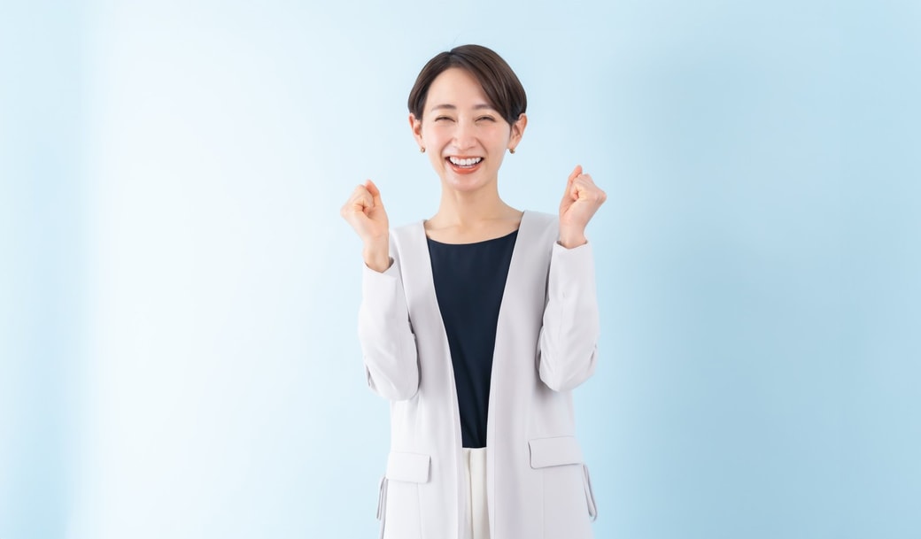 ガッツポーズする女性