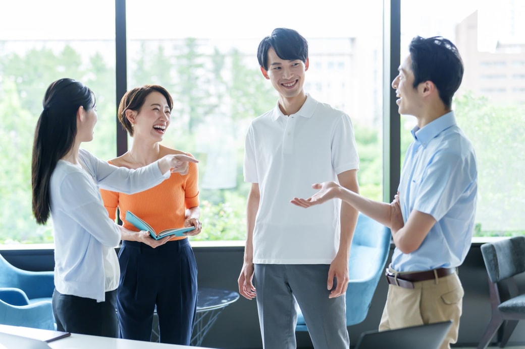 同僚と歓談する人たち