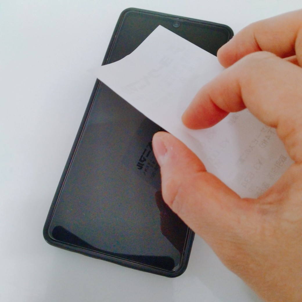 レシートでスマホの画面をきれいにする人