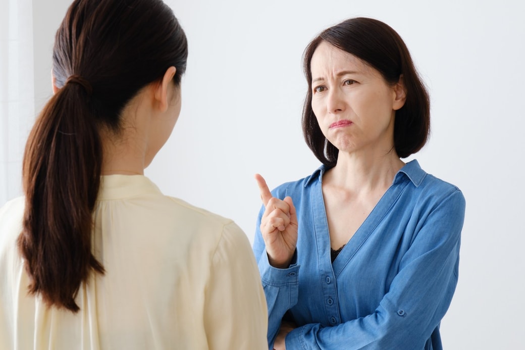 イライラする女性
