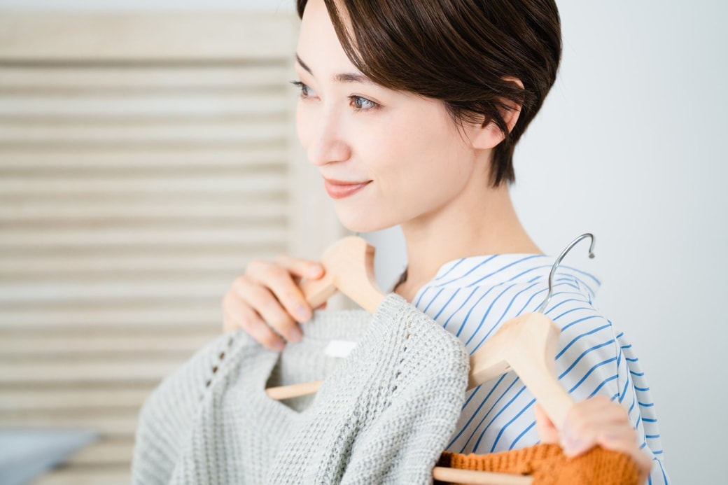 服を選ぶ女性
